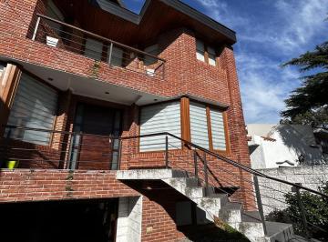Casa · 260m² · 4 Ambientes · 2 Cocheras · Venta Casa 4 Ambientes - Barrio Los Pinares - Oportunidad con Patio, Cochera Doble y Parrilla