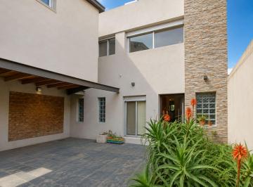 Casa · 132m² · 5 Ambientes · 2 Cocheras · Casa en Venta La Plata Casco