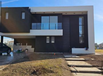 Casa · 249m² · 6 Ambientes · 2 Cocheras · Casa 6 Ambientes en Venta en Terralagos