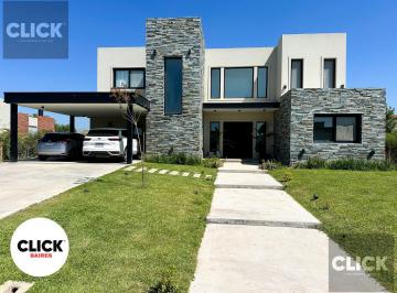 Casa · 240m² · 6 Ambientes · 4 Cocheras · Casa 6 Ambientes en Venta en Barrio San Lucas con Piscina