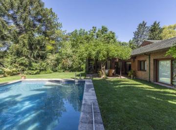 Casa · 349m² · 6 Ambientes · 4 Cocheras · Casa de 6 Ambientes en Venta con Jardín, Pileta y Vista Al Golf en Highland!
