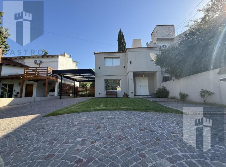 Casa · 298m² · 5 Ambientes · 2 Cocheras