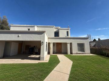 Casa · 440m² · 4 Ambientes · 2 Cocheras · Casa - Vistalba