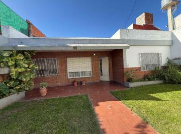 Casa · 154m² · 4 Ambientes · 2 Cocheras · Casa 4 Ambintes en Venta con Local y Cochera