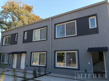 Casa · 140m² · 4 Ambientes · 1 Cochera · Dúplex en Venta en Village Estrada