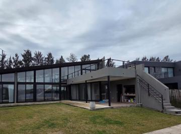 Casa · 320m² · 6 Ambientes · 4 Cocheras · Casa en Venta Al Agua Barrio La Comarca