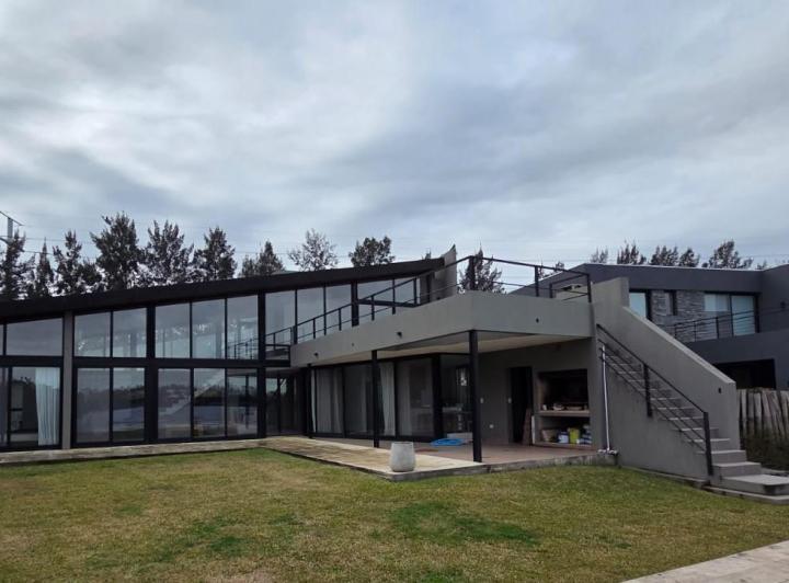 Casa · 320m² · 6 Ambientes · 4 Cocheras