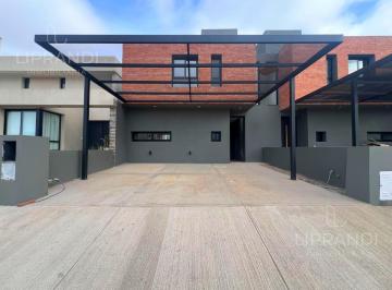 Casa · 95m² · 4 Ambientes · 2 Cocheras · A Estrenar - Posesion Inmediata - Cochera - Patio - Galeria y Asador - Seguridad 24 Hs