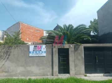 Casa · 88m² · 2 Dormitorios · Ubicada en San Fco Solano, Av Ferrocarril Provincial Al 4700.