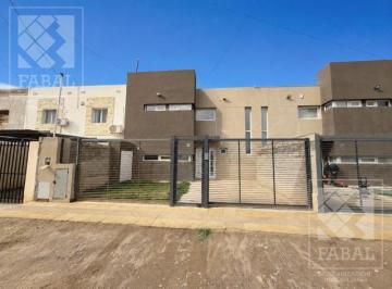 Casa · 115m² · 3 Ambientes · 1 Cochera · Casa Alquiler Confluencia, 2 Dorm., 2 Baños, Jardín y Cochera
