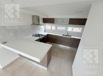 Casa · 115m² · 3 Ambientes · 1 Cochera · Casa Alquiler Confluencia, 2 Dorm., 2 Baños, Jardín y Cochera