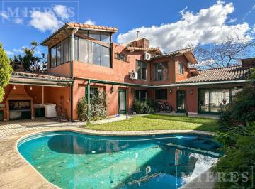 Casa · 238m² · 3 Dormitorios · 2 Cocheras · Casa de Gran Potencial Ubicada en El Barrio Carreras en San Isidro.