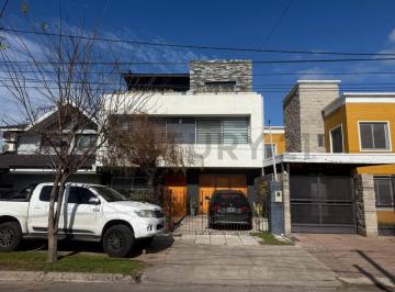 Casa · 385m² · 5 Ambientes · 2 Cocheras · Casa en Venta 5 Ambientes en Florencio Varela