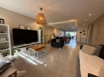 Casa · 385m² · 5 Ambientes · 2 Cocheras · Casa en Venta 5 Ambientes en Florencio Varela