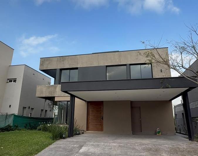 Casa · 228m² · 4 Ambientes · 2 Cocheras