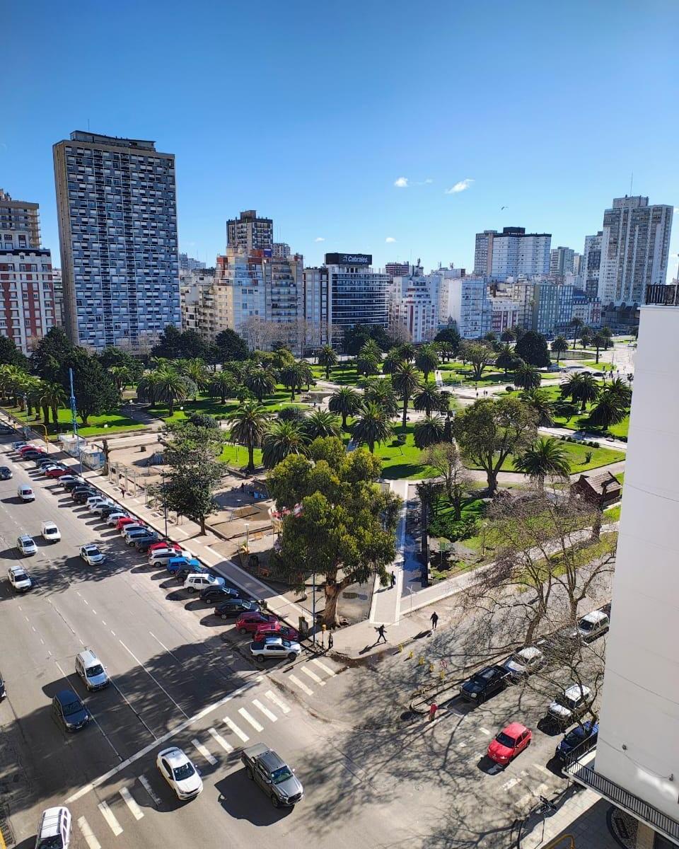 2 Ambientes c/dependencia de servicio, a la calle, balcón saliente — Macrocentro