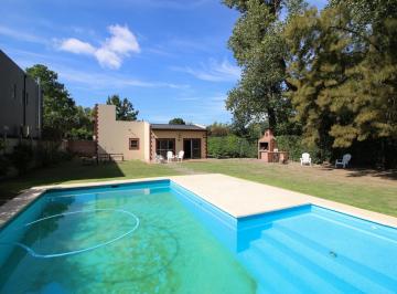 Casa · 70m² · 2 Ambientes · 2 Cocheras · Venta de Casa Quinta 2 Amb con Cochera y Pileta - Acepta Permuta