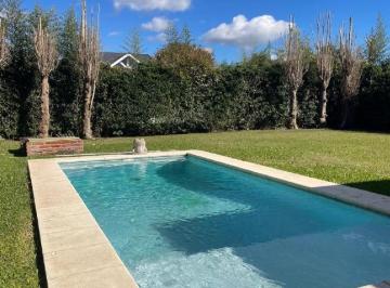 Casa · 145m² · 4 Ambientes · 1 Cochera · Casa en El Recodo con Pileta