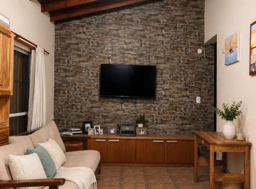 Casa · 75m² · 4 Ambientes · 1 Cochera · Casa 4 Ambientes en Venta con Jardin en Glew