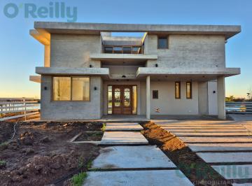 Casa · 332m² · 9 Ambientes · 5 Cocheras · Alquiler Casa a La Laguna Barrio San Sebastian Escobar