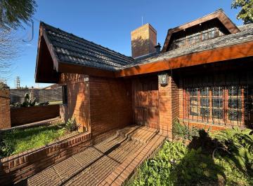 Casa · 124m² · 4 Ambientes · 2 Cocheras · Venta Chalet 5 Ambientes con Cochera, Quincho y Pileta