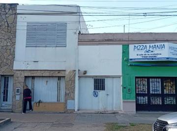 Casa · 192m² · 8 Ambientes · 1 Cochera · Casa y Local en Plena Av Almafuerte, Paraná