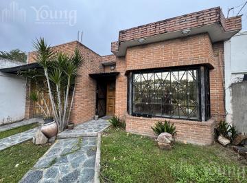 Casa · 130m² · 2 Ambientes · 4 Cocheras · Venta Casa 2 Ambientes en Bernal