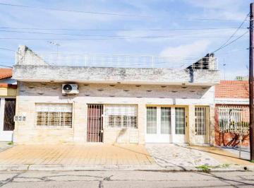Casa · 160m² · 5 Ambientes · 1 Cochera · Venta de Casa de 5 Amb con Cochera Jardin y Pileta