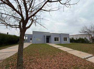 Casa · 210m² · 4 Ambientes · 2 Cocheras · Alquiler Casa | Pileta | B° San Sebastian | Area 1