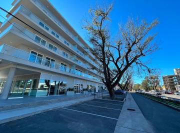 Local comercial · 150m² · 1 Ambiente · Local Comercial Único Golf con Excelente Exposición