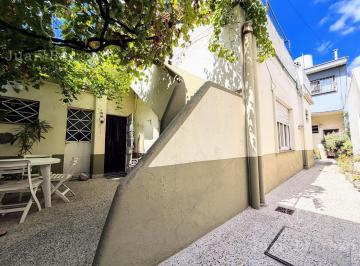 Casa · 220m² · 6 Ambientes · 1 Cochera · Venta de Casa Ideal Para 2 Familias. Banfield Este