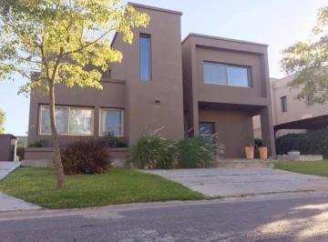 Casa · 193m² · 4 Ambientes · 3 Cocheras · Casa en La Laguna Rincón de Milberg