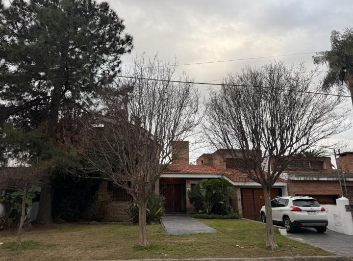 Casa · 250m² · 8 Ambientes · 1 Cochera