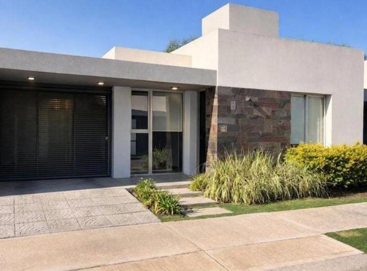 Casa · 180m² · 8 Ambientes · 1 Cochera