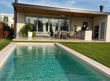 Casa · 160m² · 5 Ambientes · 2 Cocheras · Casa en Alquiler en Pilar del Este con Pileta