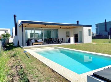 Casa · 160m² · 5 Ambientes · 2 Cocheras · Casa en Alquiler en Pilar del Este con Pileta