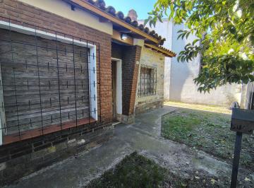 Casa · 80m² · 3 Ambientes · 1 Cochera · Casa Lote Propio en Castelar a Refaccionar