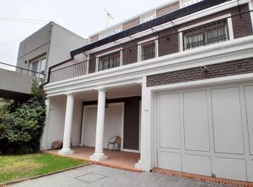 Casa · 244m² · 5 Ambientes · 4 Cocheras · Casa en Venta en Acassuso, Barrio Parque Aguirre.