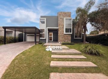 Casa · 330m² · 8 Ambientes · 2 Cocheras · Casa en El Balcón