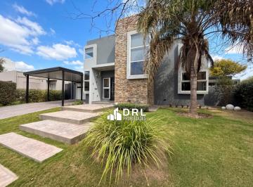 Casa · 330m² · 8 Ambientes · 2 Cocheras · Casa en El Balcón