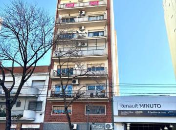 Departamento de 3 ambientes, Almagro · Semipiso en Piso Alto con Vista Abierta, Balcón y Comedor Diario
