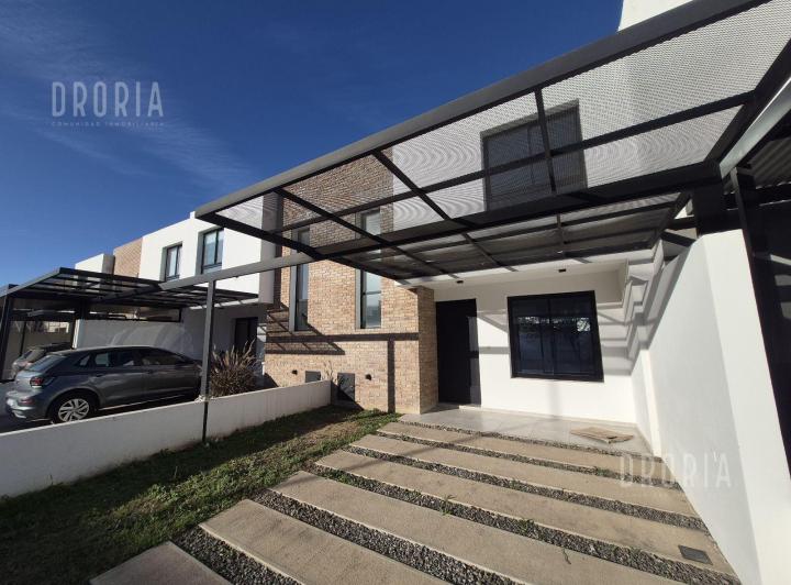 Casa · 95m² · 3 Ambientes · 2 Cocheras