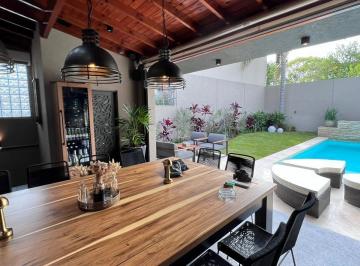 Casa · 306m² · 5 Ambientes · 2 Cocheras · Impecable Casa de Diseño Moderno con Quincho, Piscina y Playroom