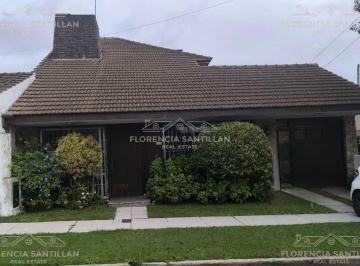 Casa · 250m² · 5 Ambientes · 1 Cochera · Casa de 5 Ambientes con Cochera en Venta en Bernal, Quilmes, G. B. a. Zona Sur