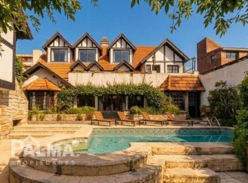 Casa de 8 ambientes, Mar del Plata · Residencia de Categoría en Los Troncos