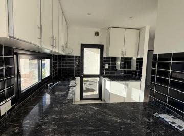 Casa · 20m² · 4 Ambientes · 4 Cocheras · Oportunidad en Los Arces Casa en Venta