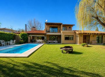 Casa · 385m² · 4 Dormitorios · 2 Cocheras · B° Rincon de Araoz