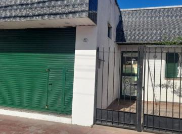 Casa · 138m² · 4 Ambientes · 1 Cochera · Venta de Casa 3 Ambientes en Morón