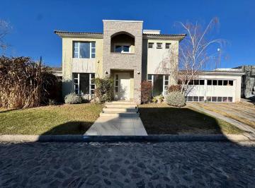 Casa · 300m² · 6 Ambientes · 2 Cocheras · Casa en Venta Barrio del Pilar Guaymallen Mendoza