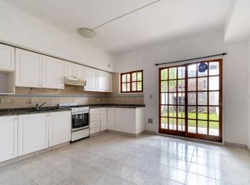 Casa · 145m² · 5 Ambientes · 1 Cochera · Venta Triplex 5 Amb con Jardin Olivos